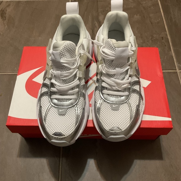 Nike - Picture 2 of 4